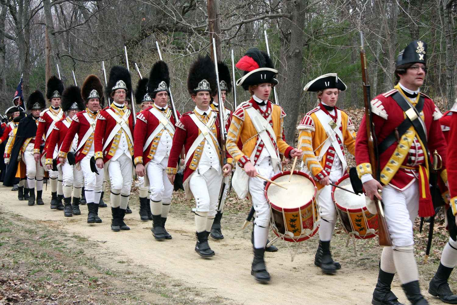 Redcoat column advances from Lexington to Concord